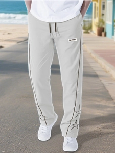 Dettagli del ricamo a stella e strisce laterali sui pantaloni sportivi grigio chiaro uomo