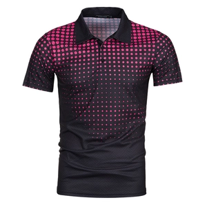 Detail van heren poloshirt met roze verloopstippen op een zwarte gebreide stof
