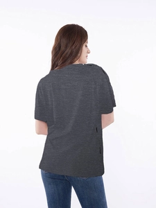 Vue détaillée du dos d'un t-shirt à manches courtes gris foncé à coupe décontractée