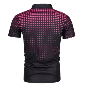 Achteraanzicht van zwart herenpoloshirt met een levendig roze stippenverlooppatroon