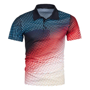 Detail van rood-blauw verloop poloshirt met stippenprint en contrasterende zwarte kraag