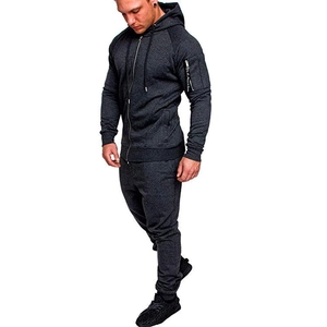 Detail des grauen Camouflage-Outdoor-Trainingsanzugs für Herren mit Kapuzenpullover
