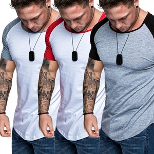 Λεπτομέρεια από ανδρικό t-shirt raglan slim fit με καμπυλωτό στρίφωμα και διχρωμία