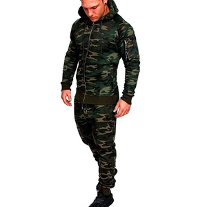 Detailansicht des Camouflage-Sportanzugs mit Kapuze, Reißverschluss und Ärmeltasche