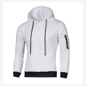 Détail d'un sweat à capuche jacquard blanc avec cordons noirs et texture matelassée