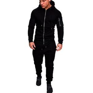 Schwarzer Sportanzug für Herren mit Kapuzenpullover und dekorativer Ärmeltasche