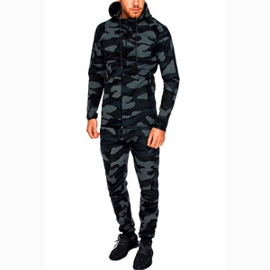 Détail du survêtement camouflage gris avec texture de tissu en maille nid d'abeille