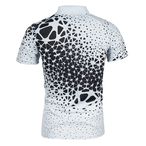 Detailweergave van de zwarte 3D geometrische honingraattextuur op de rug van het witte poloshirt