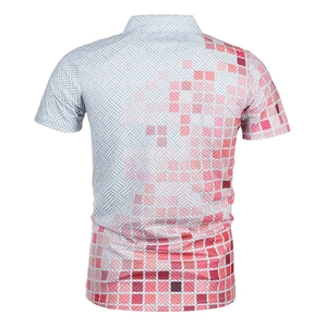 Achteraanzicht van heren poloshirt met roze en grijs geometrisch 3D-pixelpatroon