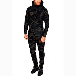 Détail d'un ensemble de sport camouflage foncé pour homme avec sweat à capuche
