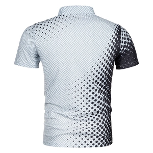 Achteraanzicht van poloshirt voor heren met geometrische textuur en zwarte stippen