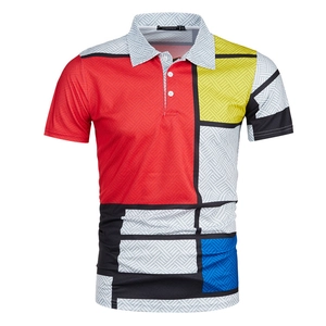 Detail van poloshirt in Mondriaan-stijl met geometrische kleurvlakken en netstructuur