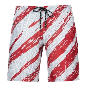 Detail der Herren-Shorts mit rotem Pinselstrich-Druck und Mesh-Gewebe-Textur