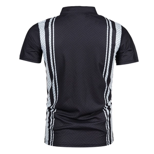 Achteraanzicht van heren poloshirt met geometrische 3D-print en sportieve zijstrepen