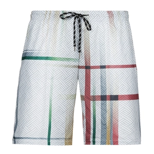 Detail der Herren-Freizeitshorts mit buntem Karomuster und Kordelzug am Bund