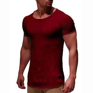 Detailansicht des dunkelroten Slim Fit T-Shirts mit Flammgarn-Struktur und gewebtem Etikett