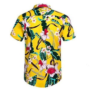 Detaillierte Rückansicht eines Hawaiihemdes mit tropischem Blumenmuster und Goldkettenprint