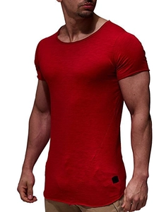Detailansicht eines roten Baumwoll-T-Shirts mit offenen Kanten und schwarzem Flicken