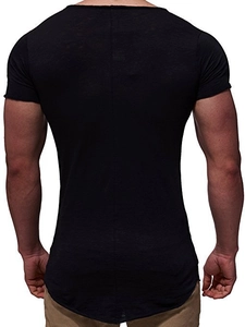 Rückansicht eines schmal geschnittenen schwarzen T-Shirts für Herren mit langem Saum