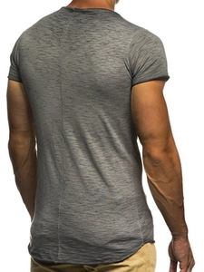 Detailansicht der Rückseite eines grauen Herren-Slim-T-Shirts mit vertikaler Naht und offenen Kanten