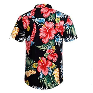 Rückansicht eines lässigen schwarzen Hawaiihemdes mit rotem Blumendruck und Tropenblättern