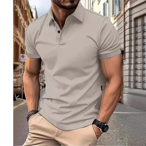 Polo homme coupe ajustée en kaki clair avec manches courtes et finitions côtelées