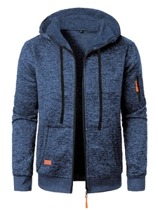 Dettaglio della felpa blu da uomo con trama a maglia, coulisse e tasca con zip arancione