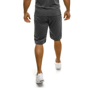 Vista trasera de pantalones cortos grises con rayas neón y cintura elástica