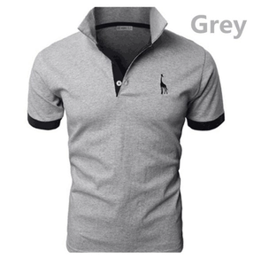 Detalle de polo gris con cuello en contraste negro y bordado de jirafa en el pecho