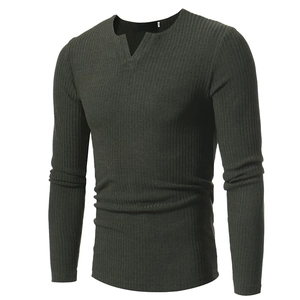 Nahaufnahme von V-Ausschnitt und gerippter Stricktextur an dunkelgrünem Herren-Langarmshirt