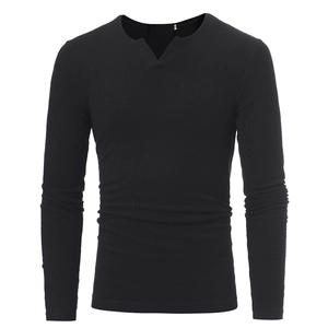 Detail eines schwarzen Herren-Slim-Fit-Langarmshirts mit gerippter V-Ausschnitt-Textur