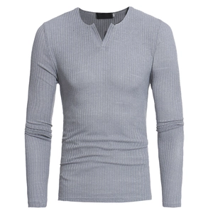 Detail der grauen Rippstrick-Textur und des V-Ausschnitts am Herren-Langarmshirt