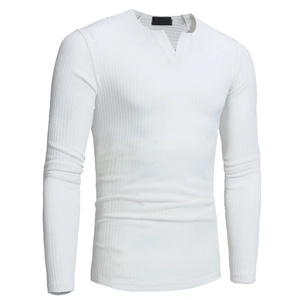 Detail eines weißen, schmal geschnittenen Rippstrickpullovers mit V-Ausschnitt und Textur