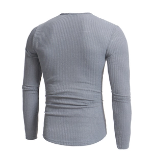 Rückansicht eines schmal geschnittenen Herren-Strickpullovers mit grauer Rippenstruktur