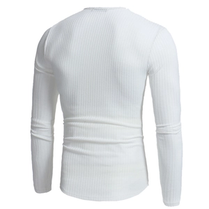 Schmal geschnittenes Herren Langarm-Strickshirt in Weiß mit vertikaler Rippstruktur Rückseite