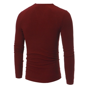 Nahaufnahme der burgunderroten Rippstrick-Stoffstruktur dieses schmal geschnittenen Shirts