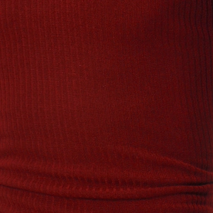 Makroaufnahme der Textur des dunkelroten, vertikal gerippten Strickstoffs im Detail