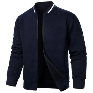 Chaqueta de hombre azul marino con textura de gofre, cremallera y cuello a rayas
