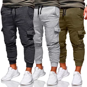 Détail de la taille élastique à cordon et des poches cargo de ce jogging pour hommes
