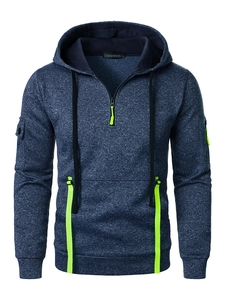 Dettaglio felpa con cappuccio blu navy con zip giallo fluo e tasca utility sulla manica