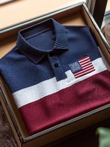 Détail d'un polo en coton à rayures bleu, blanc et rouge dans une boîte cadeau