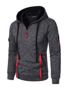 Dettaglio felpa con cappuccio grigio melange con zip rossa e tasche tecniche sulla manica