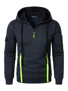 Dettaglio felpa con cappuccio uomo grigio scuro con zip verde neon e tasche sulla manica