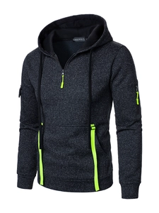 Dettaglio felpa con cappuccio grigia con accenti verde neon e tasca funzionale
