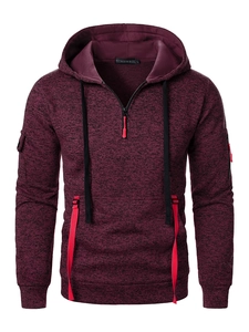 Dettaglio felpa con cappuccio bordeaux con colletto a mezza zip e coulisse nere