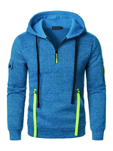 Dettaglio felpa con cappuccio blu navy con zip giallo neon e tasca sulla manica