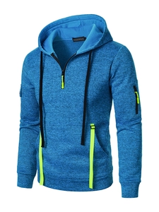 Dettaglio felpa con cappuccio blu mélange con mezza zip e accenti verde fluorescente