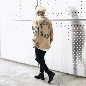 Détail de la broderie rose au dos de ce sweat à capuche pour homme de style urbain kaki