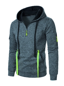 Dettaglio felpa grigia con accenti zip verde neon e design con tasche multiple