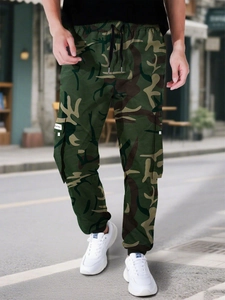 Dettagli dei pantaloni cargo camouflage da uomo con coulisse in vita e ampie tasche laterali